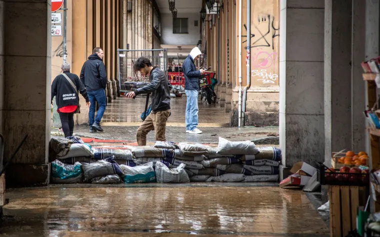 Obilna ki&scaron;a i poplave uzrokovale su evakuaciju oko tisuću ljudi u talijanskim regijama Emilia-Romagna i Marche nakon &scaron;to su rijeke i potoci izlili svoja korita ili su prijetili da će to učiniti. Područja duž jadranske obale su evakuirana, izvijestila je novinska agencija ANSA.