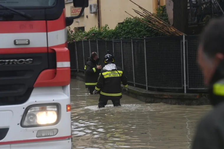 Obilna ki&scaron;a i poplave uzrokovale su evakuaciju oko tisuću ljudi u talijanskim regijama Emilia-Romagna i Marche nakon &scaron;to su rijeke i potoci izlili svoja korita ili su prijetili da će to učiniti. Područja duž jadranske obale su evakuirana, izvijestila je novinska agencija ANSA.
