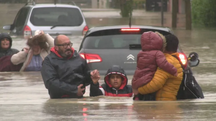 Obilna ki&scaron;a i poplave uzrokovale su evakuaciju oko tisuću ljudi u talijanskim regijama Emilia-Romagna i Marche nakon &scaron;to su rijeke i potoci izlili svoja korita ili su prijetili da će to učiniti. Područja duž jadranske obale su evakuirana, izvijestila je novinska agencija ANSA.