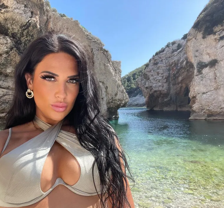 Pamtimo ju po provokativnim fotkama iz na&scaron;eg nacionalnog parka: Vrućom objavom s bazena pokazala koliko joj fali Split