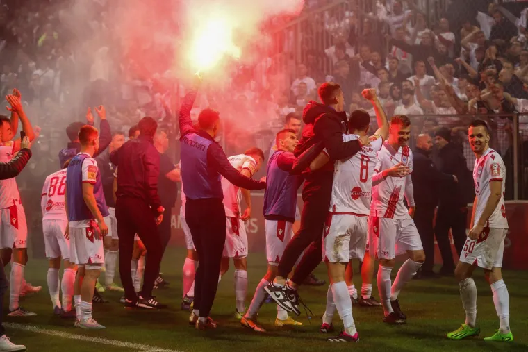 Nemile scene u Zenici: Stolice letjele s tribina, došlo je do tučnjave na terenu, ozlijeđeni članovi Zrinjskog
