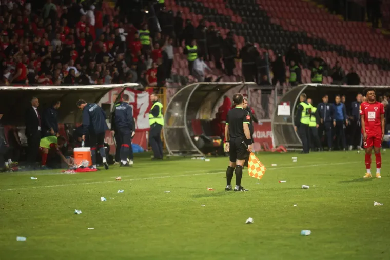 Nemile scene u Zenici: Stolice letjele s tribina, došlo je do tučnjave na terenu, ozlijeđeni članovi Zrinjskog