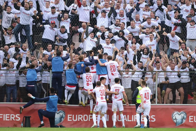 Nemile scene u Zenici: Stolice letjele s tribina, došlo je do tučnjave na terenu, ozlijeđeni članovi Zrinjskog
