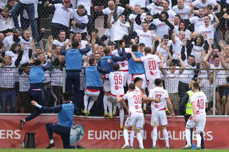 Nemile scene u Zenici: Stolice letjele s tribina, došlo je do tučnjave na terenu, ozlijeđeni članovi Zrinjskog