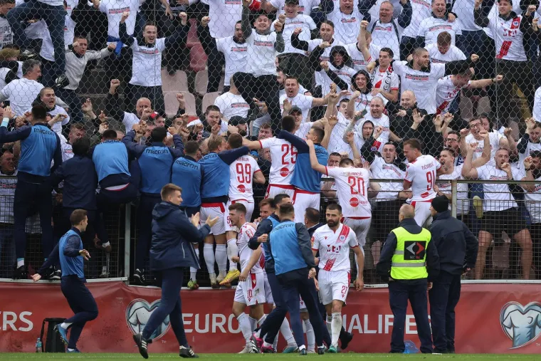 Nemile scene u Zenici: Stolice letjele s tribina, došlo je do tučnjave na terenu, ozlijeđeni članovi Zrinjskog
