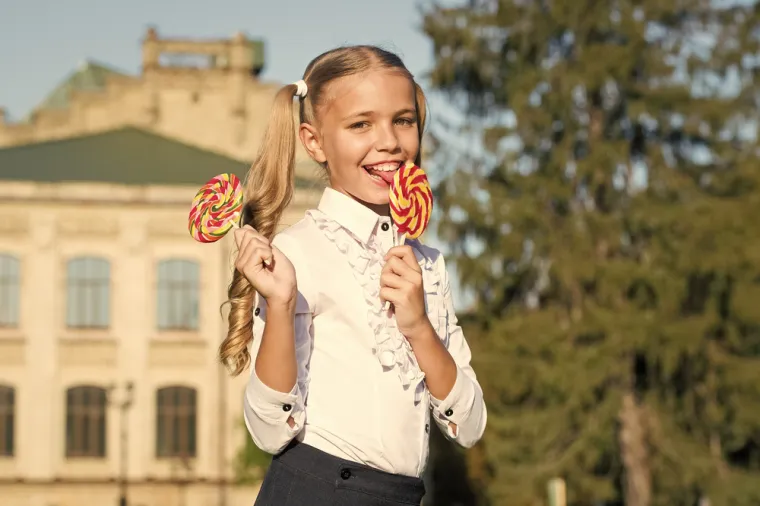 U ustima se stvaraju bakterije i kiselina kada jedete tvrde bombone te počinju otapati povr&scaron;inu zuba, &scaron;to je prva faza propadanja.