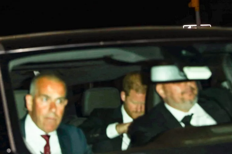Singh je rekao da je pokupio Harryja, Meghan, stariju ženu koju nije prepoznao i njihova zaštitara oko 23 sata. ispred 19. postaje njujorške policije u istočnoj 67. ulici. 