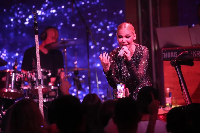 Nata&scaron;a Bekvalac raspametila zagrebačku publiku u prozirnoj opravici: Pogled sprijeda razara, ali kad je okrenula leđa...