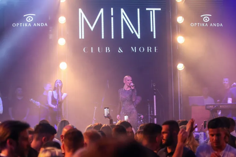 Nata&scaron;a Bekvalac raspametila zagrebačku publiku u prozirnoj opravici: Pogled sprijeda razara, ali kad je okrenula leđa...