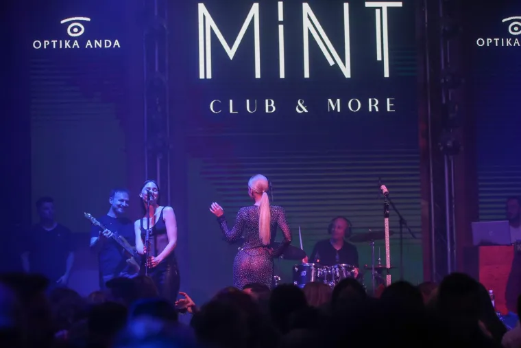 Nata&scaron;a Bekvalac raspametila zagrebačku publiku u prozirnoj opravici: Pogled sprijeda razara, ali kad je okrenula leđa...