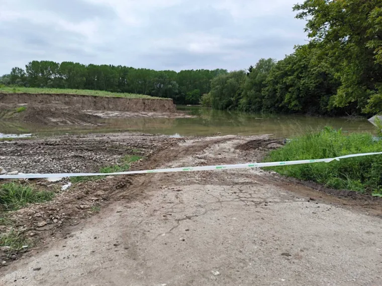 Popustio nasip, vojska na terenu, čitatelj Net.hr-a poslao fotografije najpogođenijeg područja