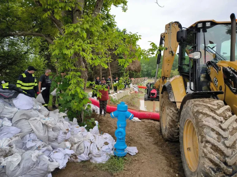 Popustio nasip, vojska na terenu, čitatelj Net.hr-a poslao fotografije najpogođenijeg područja