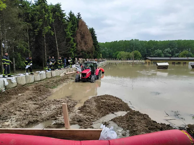 Popustio nasip, vojska na terenu, čitatelj Net.hr-a poslao fotografije najpogođenijeg područja