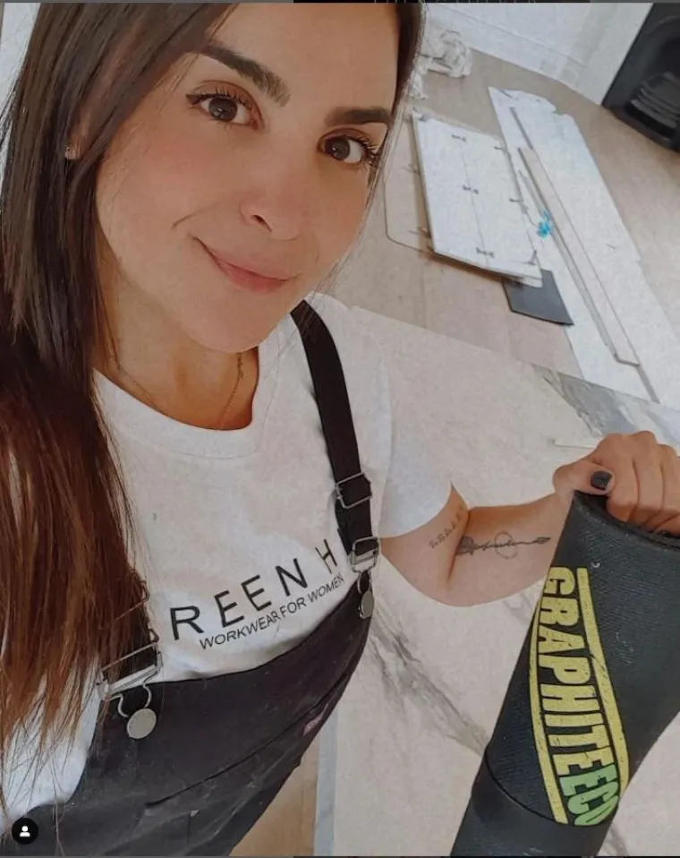 Camila je dodala da je odustajanje od njenog sna da postane grafička dizajnerica &quot;imalo smisla&quot; jer je izgubila strast prema tome. Kao i većina ljudi u industriji, Camila je na gradilištu ili objektu svaki dan u sedam sati ujutro. No, fizički posao utjecao je na njenu skoliozu, zakrivljenost kralježnice, uzrokujući ekstremne bolove u leđima.