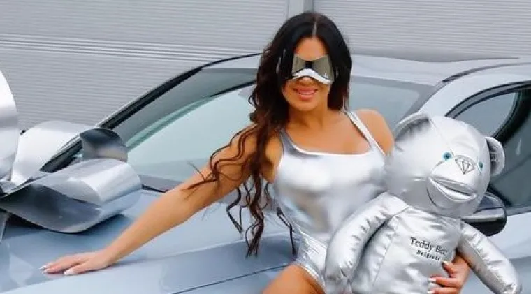 "Moćna ma&scaron;ina za moćnu malu. Gori&scaron; ženo", "Svaka čast", "Moćna igračka, kao &scaron;to si ti, sretno ti", "Tako to radi dama", nizali su se komentari na Stanijine vruće fotografije...