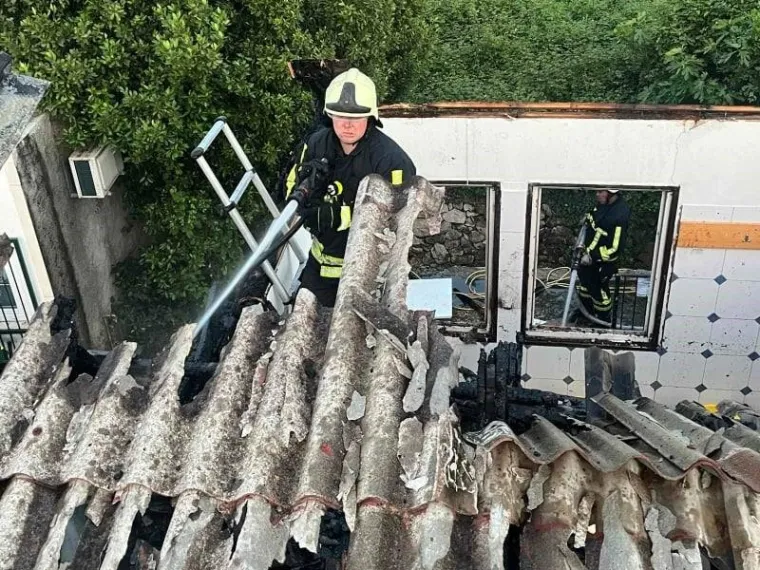 Ostali bez krova, klupe su im pregorile, ostala je samo čađa. Izgorjela svlačionica dubrovačkih nogometa&scaron;a