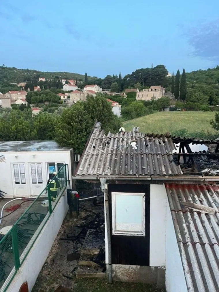 Ostali bez krova, klupe su im pregorile, ostala je samo čađa. Izgorjela svlačionica dubrovačkih nogometa&scaron;a