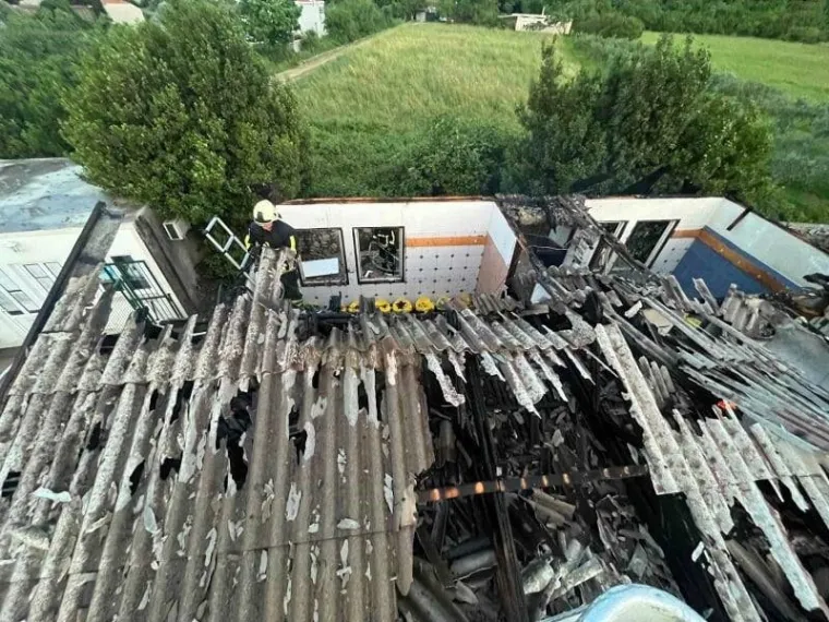 Ostali bez krova, klupe su im pregorile, ostala je samo čađa. Izgorjela svlačionica dubrovačkih nogometa&scaron;a