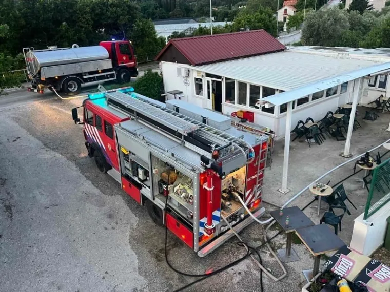 Ostali bez krova, klupe su im pregorile, ostala je samo čađa. Izgorjela svlačionica dubrovačkih nogometa&scaron;a