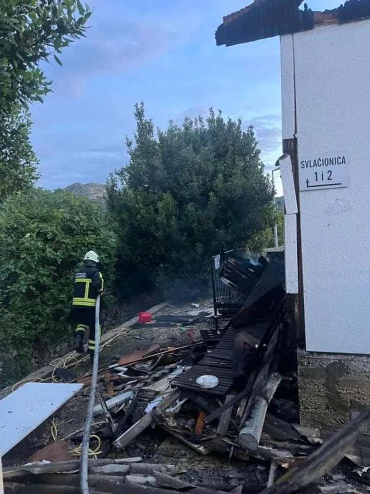 Ostali bez krova, klupe su im pregorile, ostala je samo čađa. Izgorjela svlačionica dubrovačkih nogometa&scaron;a