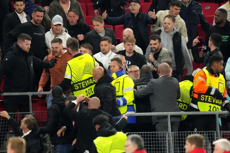 Kaos na stadionu: Nizozemski huligani se probili prema obiteljima igrača, oni priskočili u obranu. Zastrašujuće scene obilaze svijet