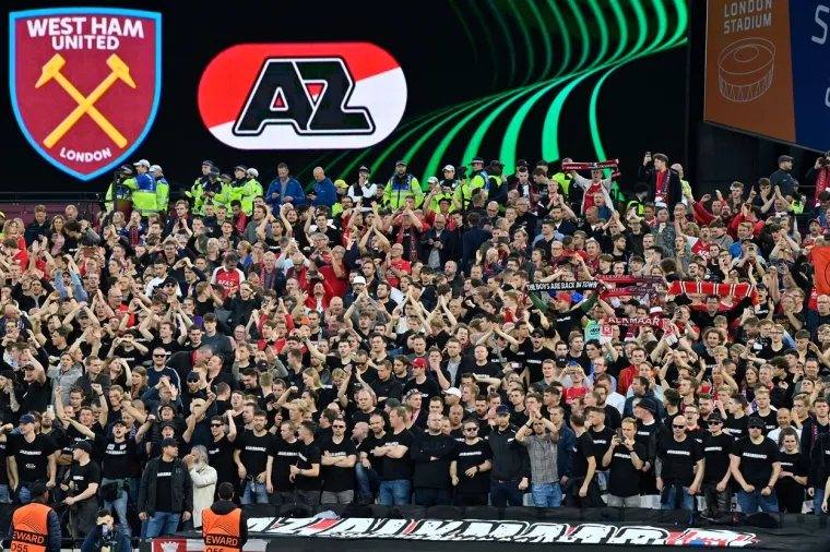 Kaos na stadionu: Nizozemski huligani se probili prema obiteljima igrača, oni priskočili u obranu. Zastrašujuće scene obilaze svijet