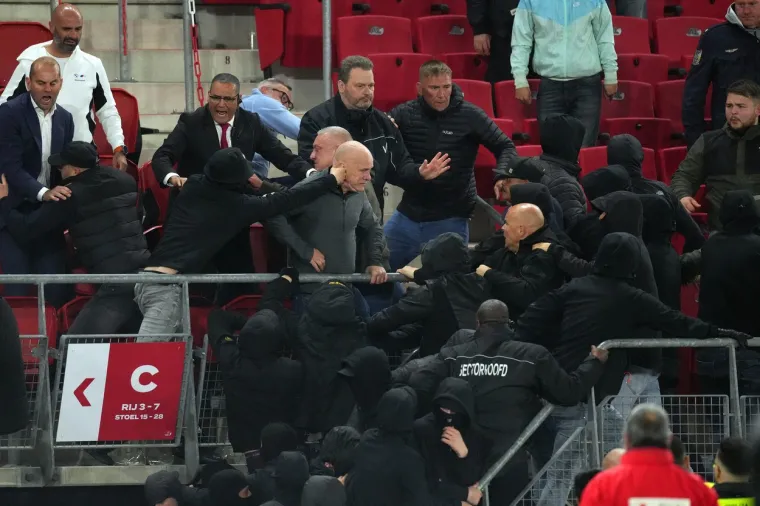 Kaos na stadionu: Nizozemski huligani se probili prema obiteljima igrača, oni priskočili u obranu. Zastrašujuće scene obilaze svijet