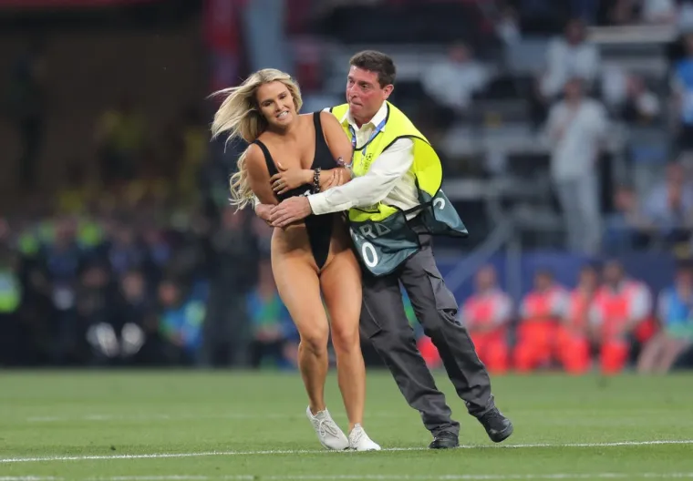 Sjećate se seksi Amerikanke koja je polugola utrčala na teren i prekinula finale Lige prvaka? Nećete vjerovati čime se sada bavi