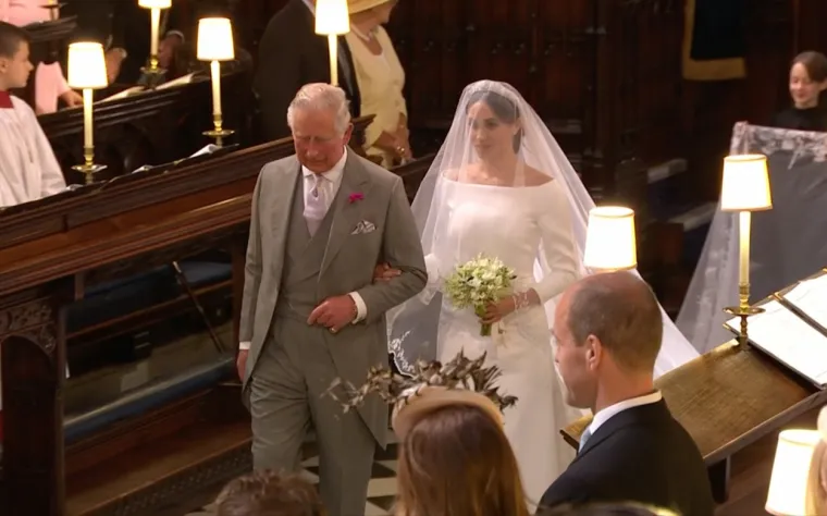 Meghan je do oltara vodio kralj Charles III. 