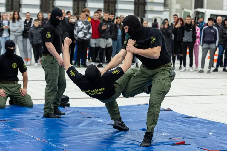 Tipovi nasred trga u Osijeku navukli crne majice i fantomke i napravili šou, građani u čudu gledali što se događa