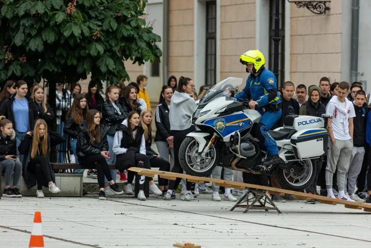 Tipovi nasred trga u Osijeku navukli crne majice i fantomke i napravili šou, građani u čudu gledali što se događa