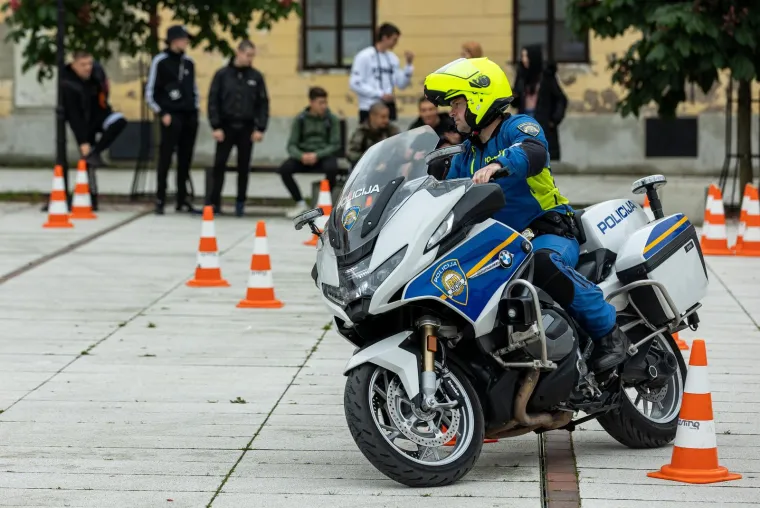 Tipovi nasred trga u Osijeku navukli crne majice i fantomke i napravili šou, građani u čudu gledali što se događa