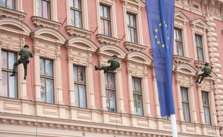 Konopcima su se spustili s visoke zgrade na zagrebačkom trgu, u Osijeku motocikl prevezli preko klackalice