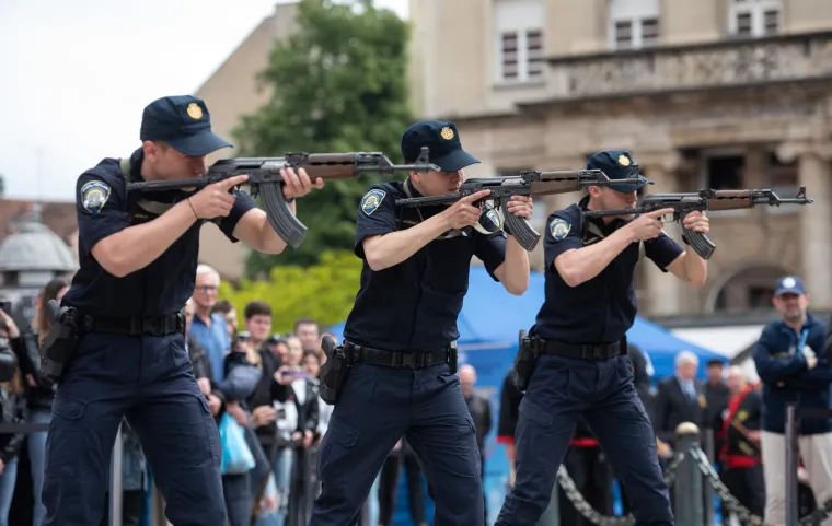 Konopcima su se spustili s visoke zgrade na zagrebačkom trgu, u Osijeku motocikl prevezli preko klackalice