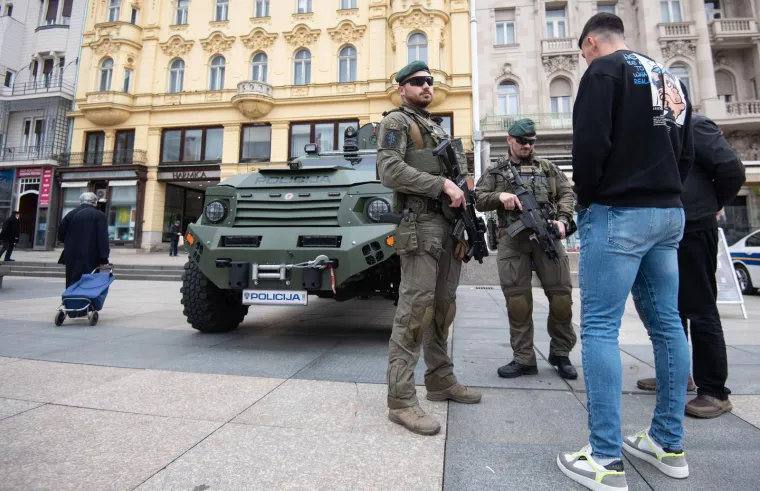 Konopcima su se spustili s visoke zgrade na zagrebačkom trgu, u Osijeku motocikl prevezli preko klackalice