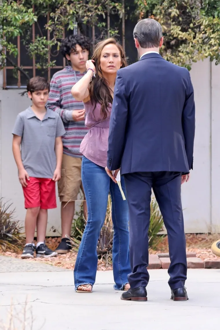 J. Lo na snimanju filma koji režira njezin suprug Ben: Nismo je navikli gledati u trapericama, a sve je &scaron;okirala velikom tetovažom na ruci