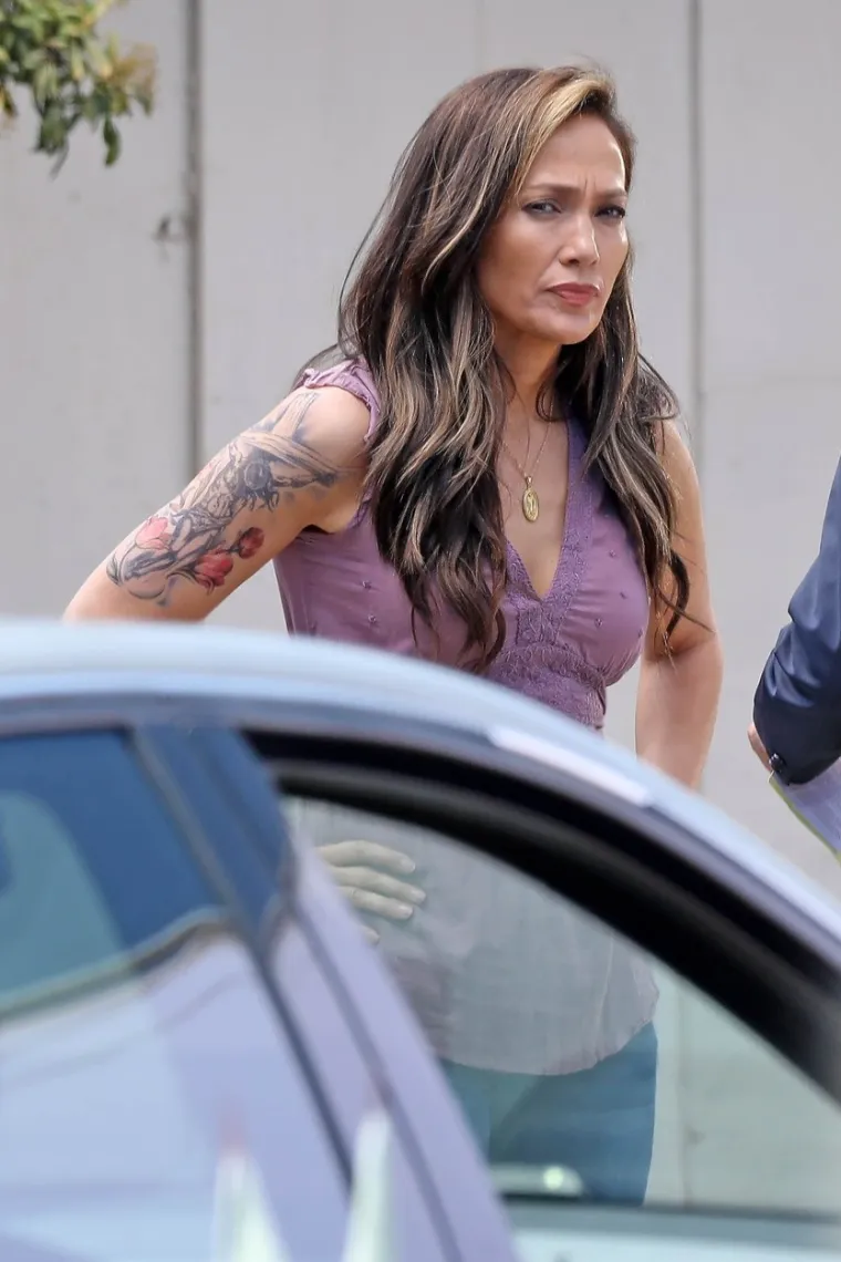 J. Lo na snimanju filma koji režira njezin suprug Ben: Nismo je navikli gledati u trapericama, a sve je &scaron;okirala velikom tetovažom na ruci