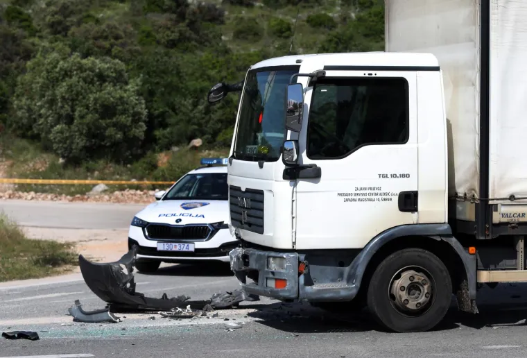 Ovo je mjesto prometne nesreće kod &Scaron;ibenika: Sudarili se automobil i kamion, jedna osoba u bolnici