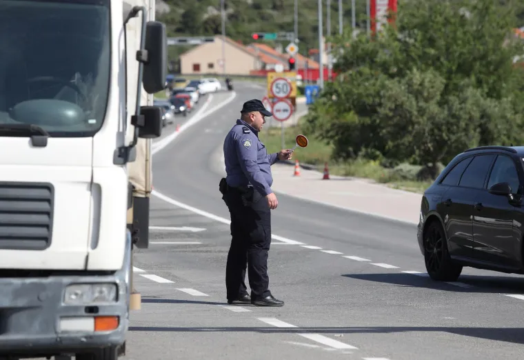 Ovo je mjesto prometne nesreće kod &Scaron;ibenika: Sudarili se automobil i kamion, jedna osoba u bolnici