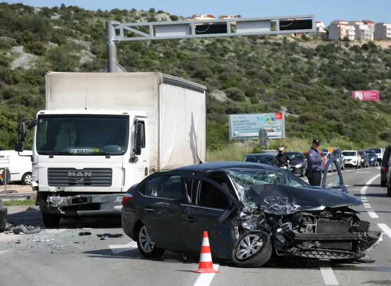 Ovo je mjesto prometne nesreće kod &Scaron;ibenika: Sudarili se automobil i kamion, jedna osoba u bolnici