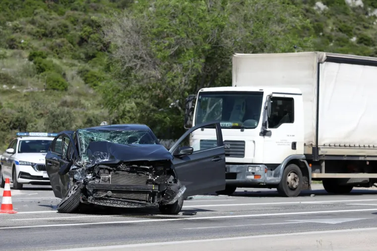 Ovo je mjesto prometne nesreće kod &Scaron;ibenika: Sudarili se automobil i kamion, jedna osoba u bolnici