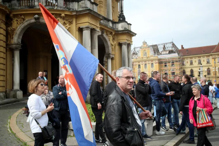 Krenuo je Hod za život! Građani u povorci uz pratnju policije, stigli i političari, ori se 'Lijepa li si'