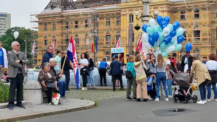 Krenuo je Hod za život! Građani u povorci uz pratnju policije, stigli i političari, ori se 'Lijepa li si'