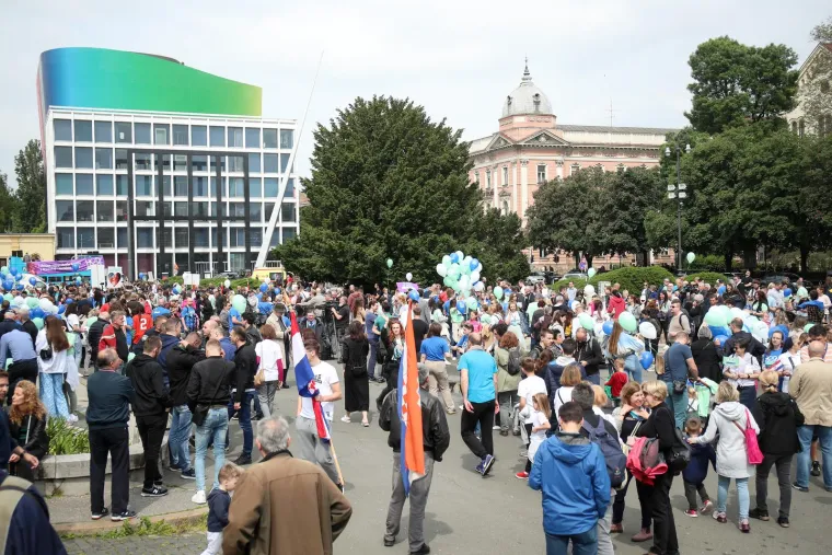 Krenuo je Hod za život! Građani u povorci uz pratnju policije, stigli i političari, ori se 'Lijepa li si'