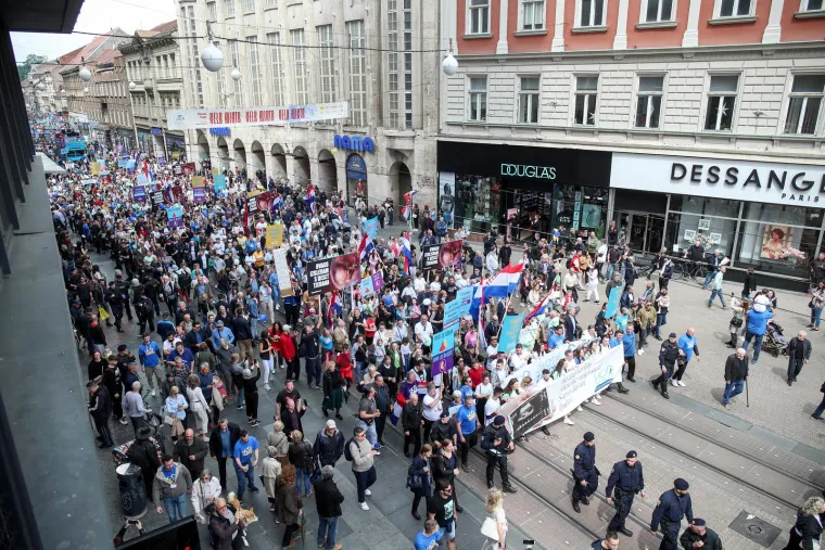 Krenuo je Hod za život! Građani u povorci uz pratnju policije, stigli i političari, ori se 'Lijepa li si'