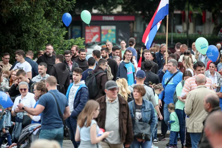 Krenuo je Hod za život! Građani u povorci uz pratnju policije, stigli i političari, ori se 'Lijepa li si'