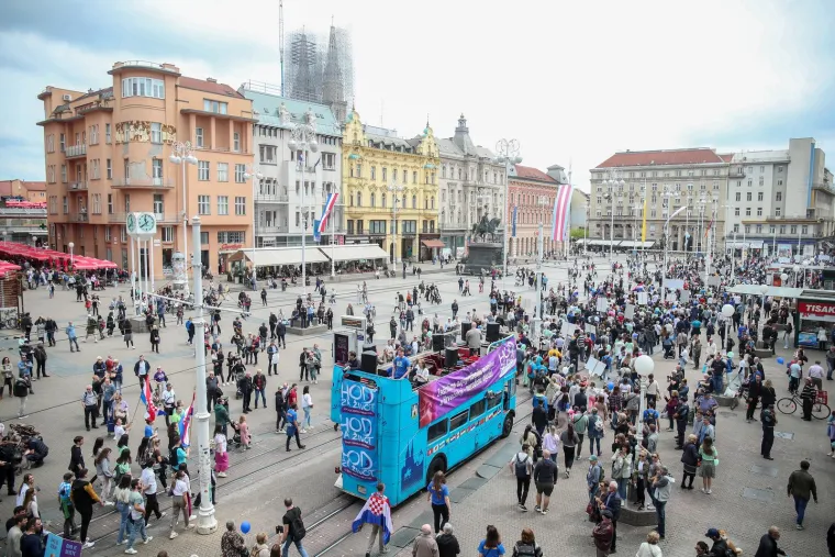 Krenuo je Hod za život! Građani u povorci uz pratnju policije, stigli i političari, ori se 'Lijepa li si'