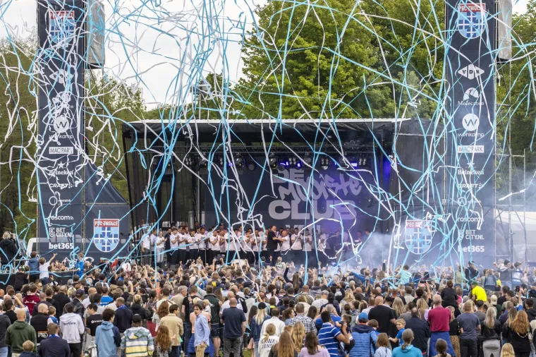  Manchester City i matematički obranio naslov prvaka. Na vrhu ljestvice Manchester City ima četiri boda vi&scaron;e od Arsenala koji do kraja sezone mora odigrati jo&scaron; samo jednu utakmicu. Momčad Josepa Guardiole, pak, ispred sebe ima jo&scaron; tri liga&scaron;ka dvoboja.