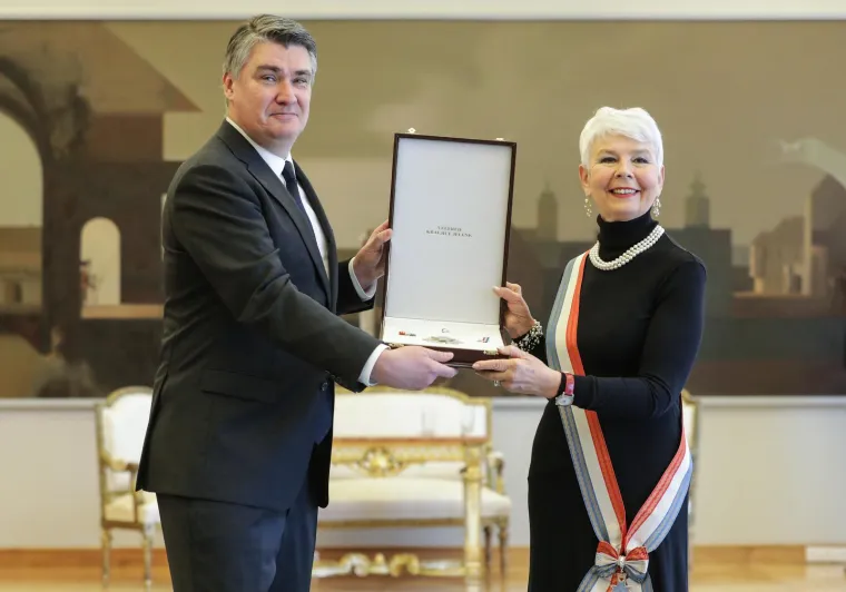 Zahvaliv&scaron;i se na odlikovanju, Kosor je nakon odlikovanja rekla kako ne nastavlja politički posao, ali će nastojati u svemu &scaron;to će od sada raditi zastupati interese Republike Hrvatske, onako kako je činila i tijekom turbulentnog vremena svoga premijerskog mandata.

Govoreći o tom vremenu, istaknula je kako je to postignuće iznimno važno, zadnji strate&scaron;ki i cilj u kojem smo se svi razumjeli. "Ta vrsta okupljanja oko neke važne ideje za Hrvatsku, nažalost, u međuvremenu je nestala i nekim institucijama je otpala pozlata i da su se na neki način ruinirali", istaknula je.