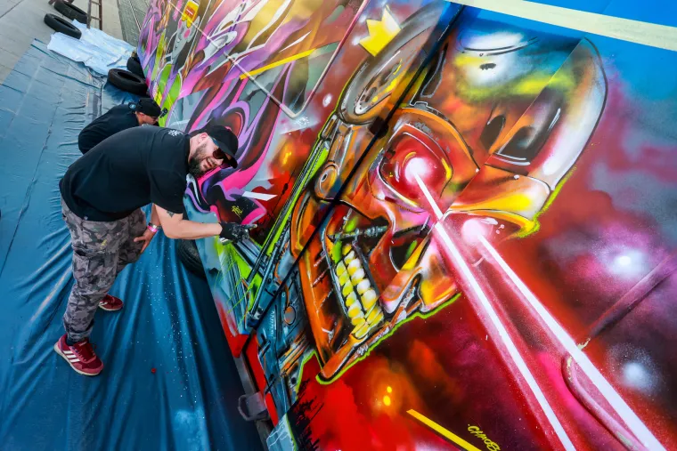 Oni sprejaju po tramvajima i busevima i nitko im ništa ne može! Graffiti majstori u svom su elementu u Osijeku